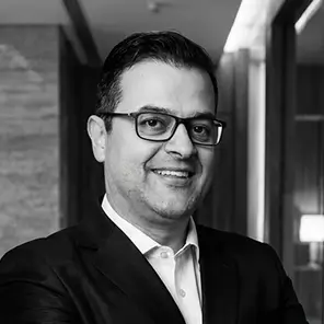 Fotografia corporativa em preto e branco de Guilherme Monteiro, Sócio Diretor da Value Negócios
