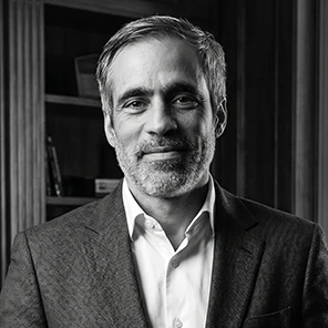 Fotografia corporativa em preto e branco de Régis Ferreira, Sócio Diretor da Value Negócios